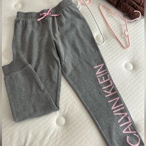 Sweatpants Calvin Klein good condition it comes in a set